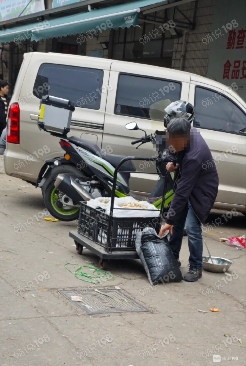 上虞某市场附近!这男子又拉车来卖,一点就要几百块
