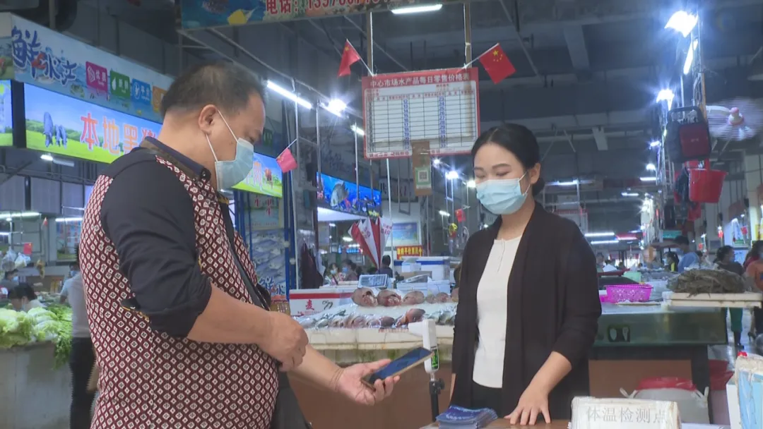 我县各市场商超常态化疫情防控工作不放松