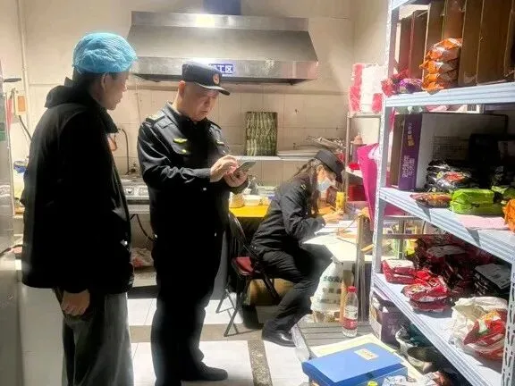 兰州市市场监管局开展网络餐饮突击检查 守护群众“舌尖上的安全”