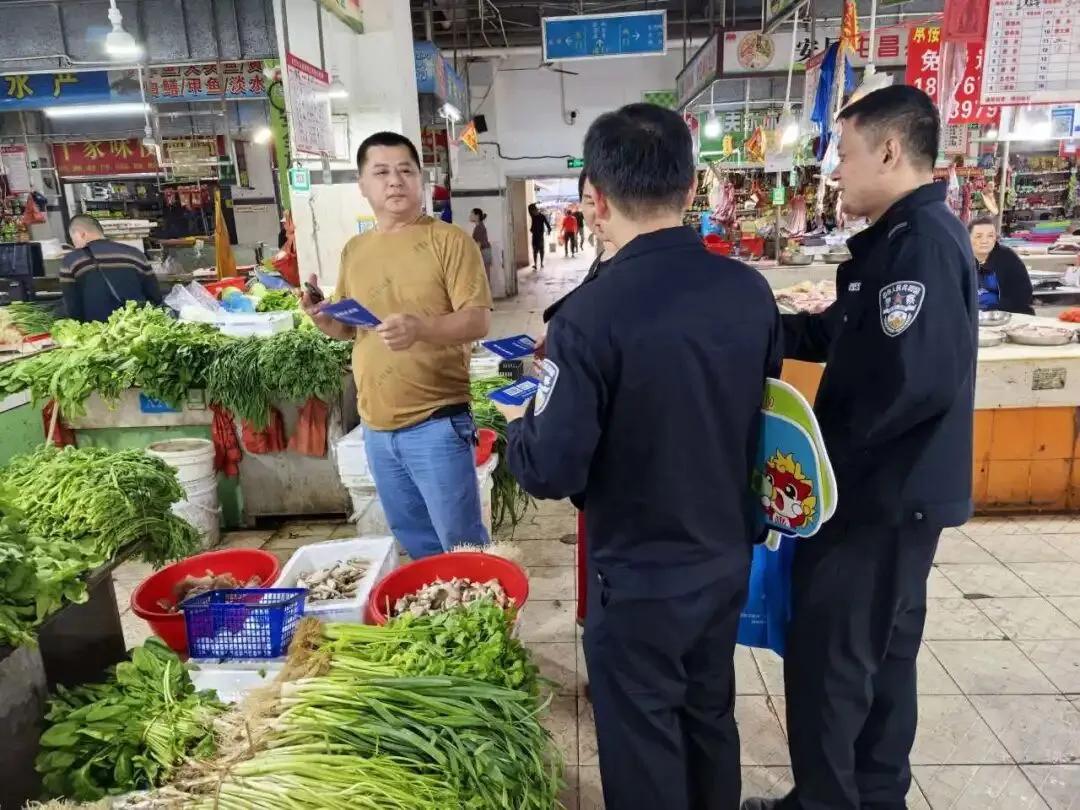 海南警方深入市场开展反走私普法宣传活动