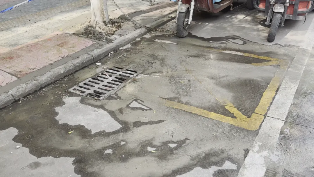 【曝光台】县城中心市场海鲜市场周边环境有待治理