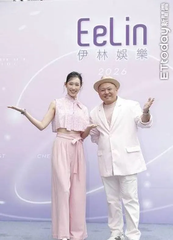 陈大天闪兵后无工市场帮爸卖菜脯 妻刘朴现身曝婚后生活