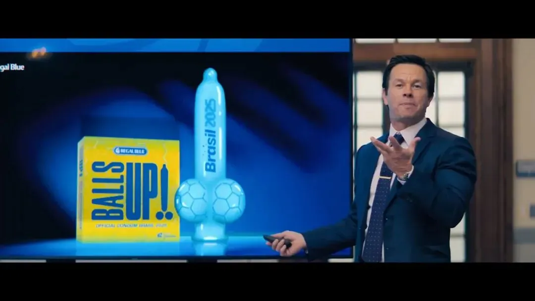 2026 爆笑 R 级喜剧《抖擞》:营销鬼才闯祸世界杯,荒诞逃亡笑料拉满