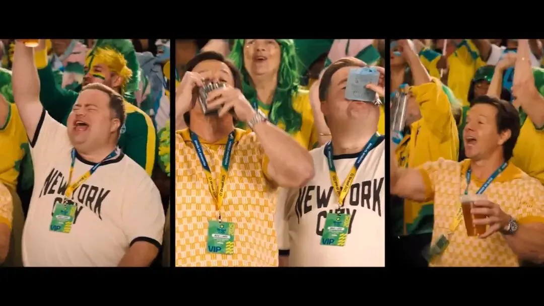 2026 爆笑 R 级喜剧《抖擞》:营销鬼才闯祸世界杯,荒诞逃亡笑料拉满