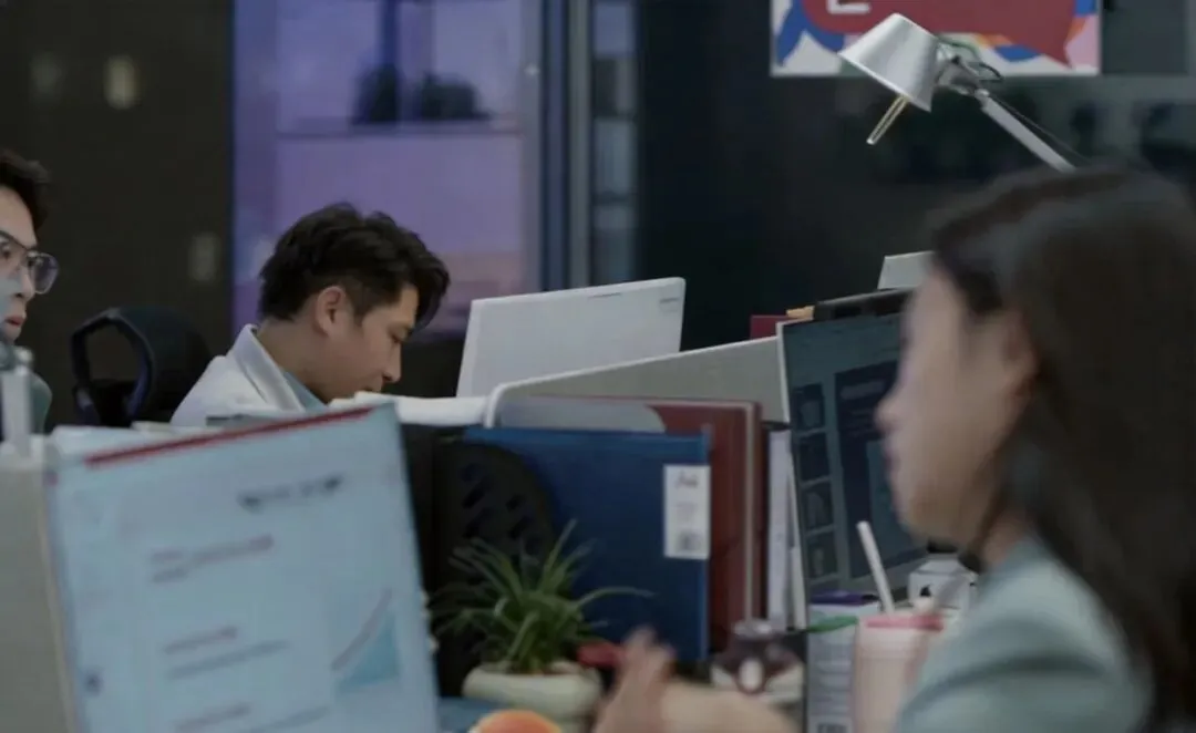 从营销总监到“卖保险”,一个985硕士选的降维人生