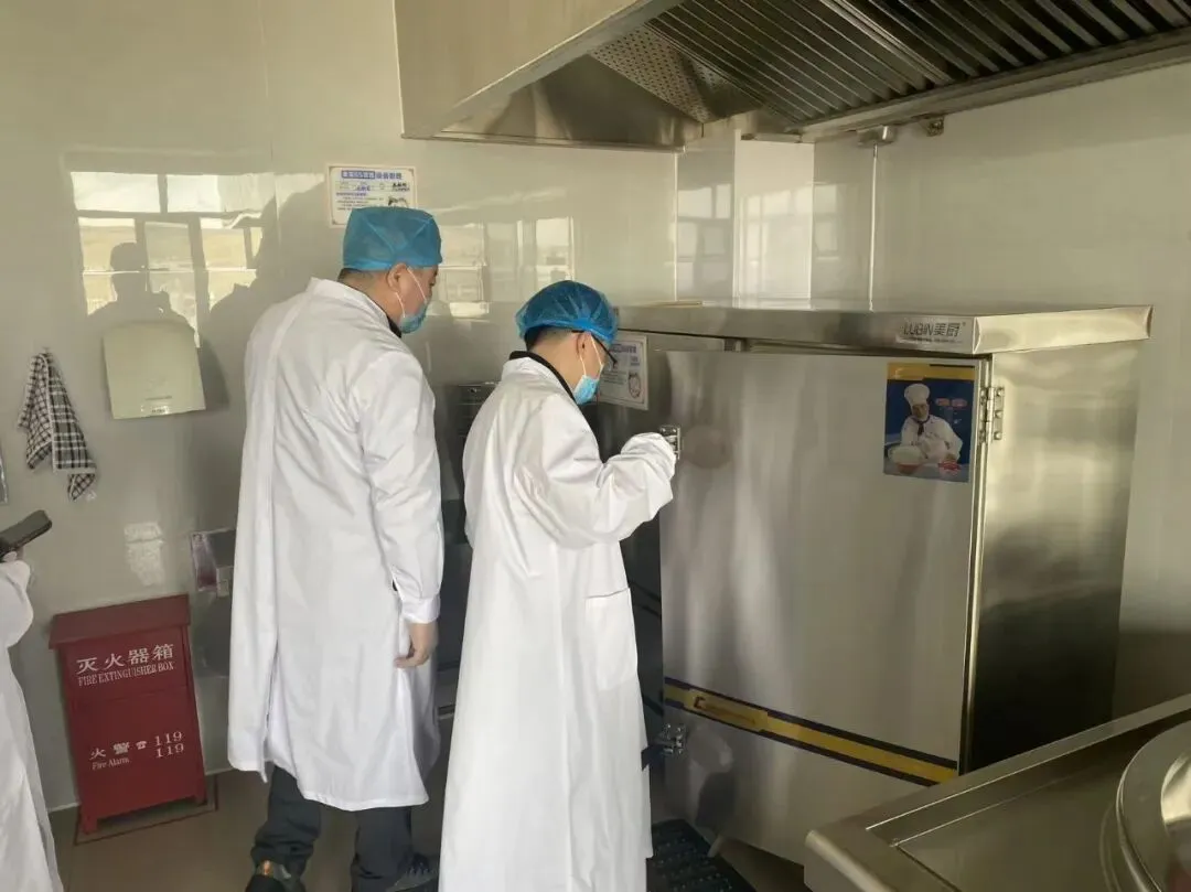 旗教育局联合市场监管局开展校园食堂食品安全检查