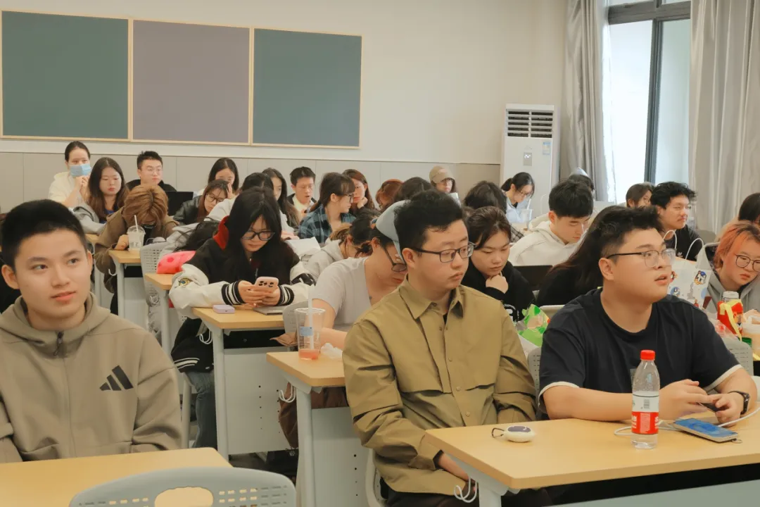 教学科研|从媒介市场的系统性变革看未来:江跃中教授为艺传新闻学子剖析行业趋势