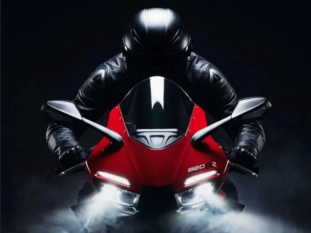 春风675Sr-r新版画上市,国产三缸市场因张雪820rr加入变天