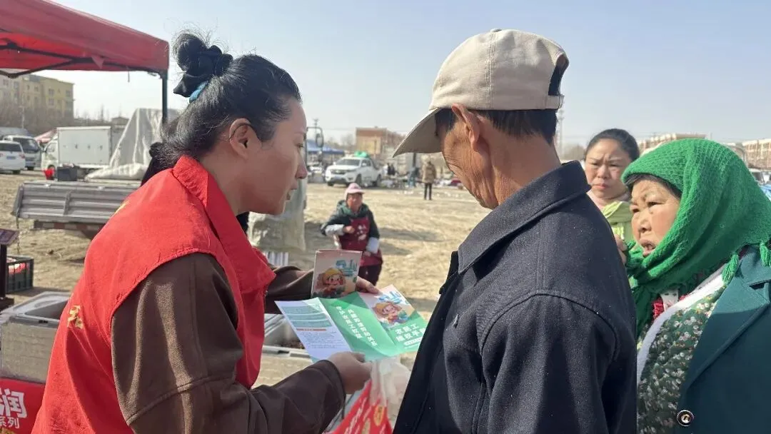法治宣传进劳务市场 法律服务促依法维权 —— 十二团司法所开展“农民工维权”主题普法宣传活动