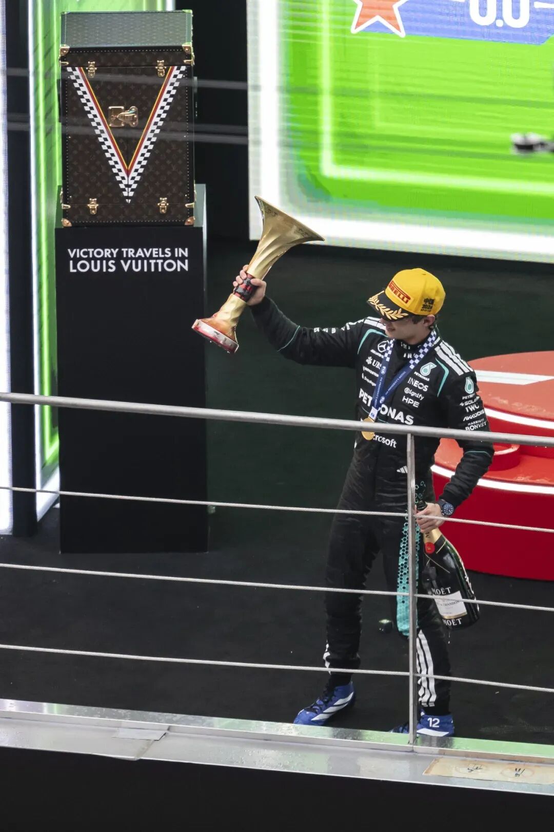 F1营销案例盘点|优衣库*迪士尼*F1联名上新;乐高把F1开进地铁;PUMA把P房搬进西岸