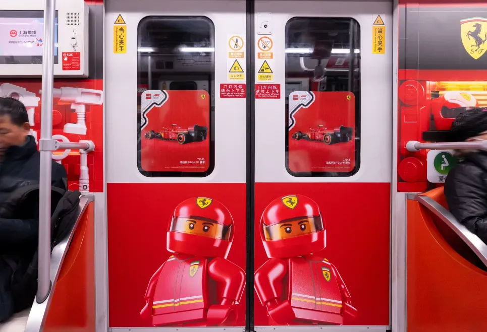 F1营销案例盘点|优衣库*迪士尼*F1联名上新;乐高把F1开进地铁;PUMA把P房搬进西岸