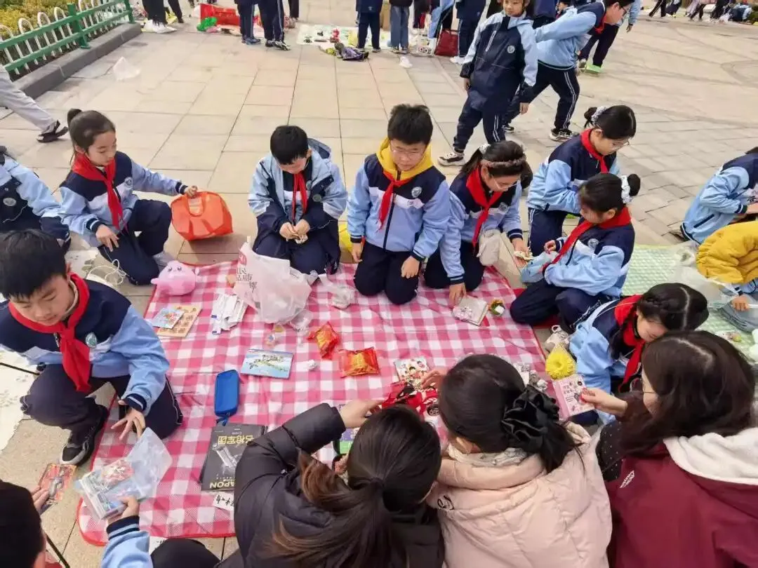 【智源纪-全环境立德树人】跳蚤小市场,成长大体验——智源小学“跳蚤”开市啦!