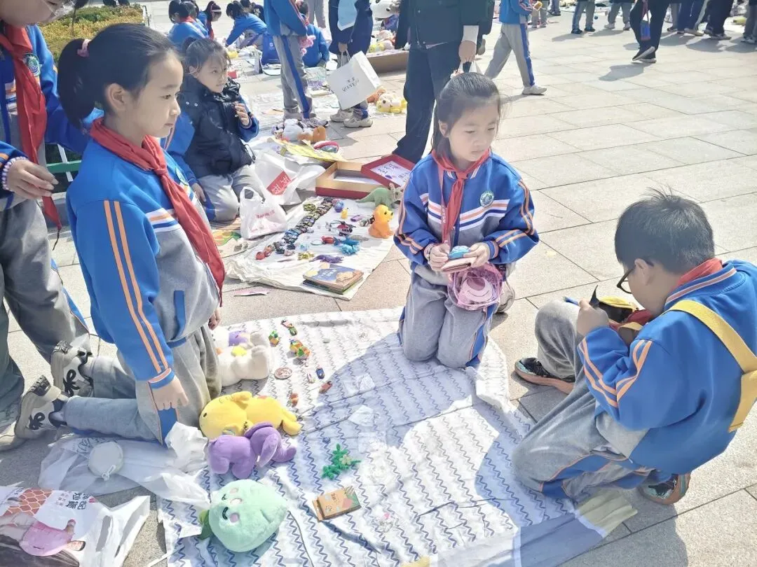 【智源纪-全环境立德树人】跳蚤小市场,成长大体验——智源小学“跳蚤”开市啦!