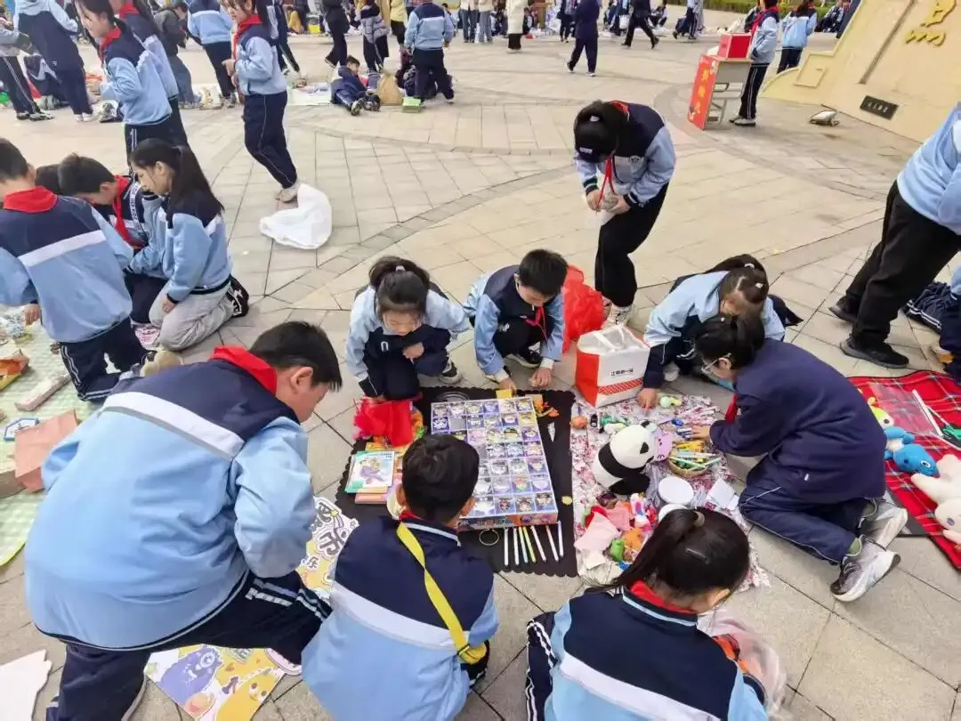 【智源纪-全环境立德树人】跳蚤小市场,成长大体验——智源小学“跳蚤”开市啦!
