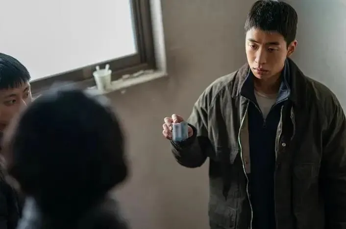 《混凝土市场》:李在仁、红炅、郑满植等实力派集结,地震废墟中猪肉罐头成关键,一场权力人性大对决