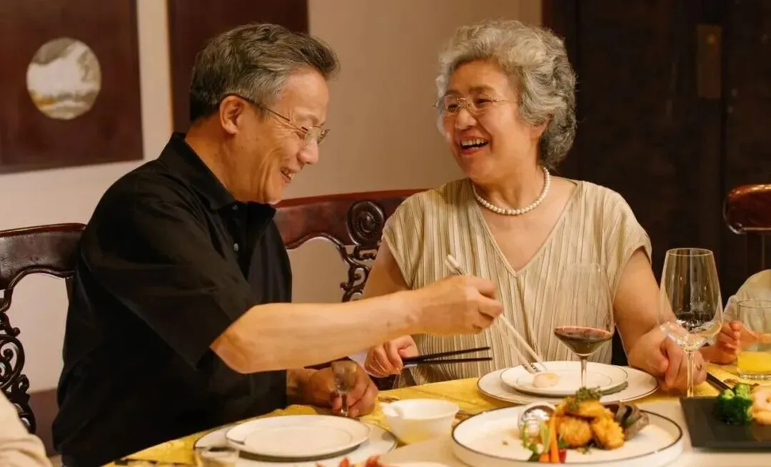 醒来!降温!上海市民赏花一包气!沪老牌市场爆火!老年人营养攻略!12家平台被约谈!邻居纠纷装9个摄像头互拍!家长为孩子出气暴打2岁娃