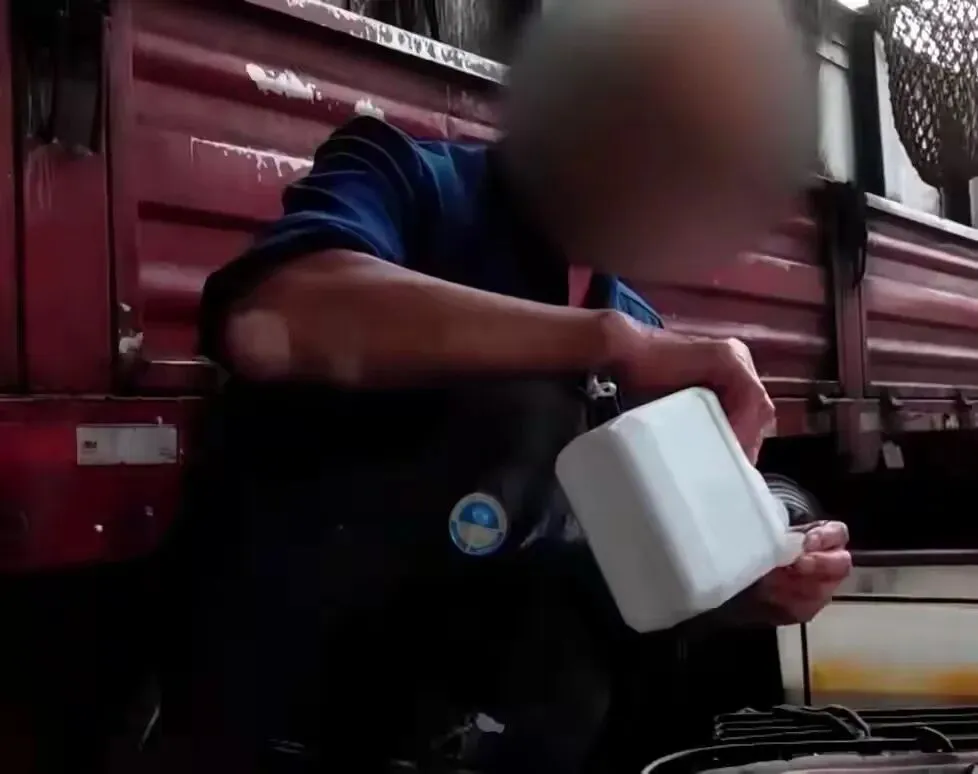 当“活蹦乱跳”成为一种化学表演:水产市场的灰色生存法则