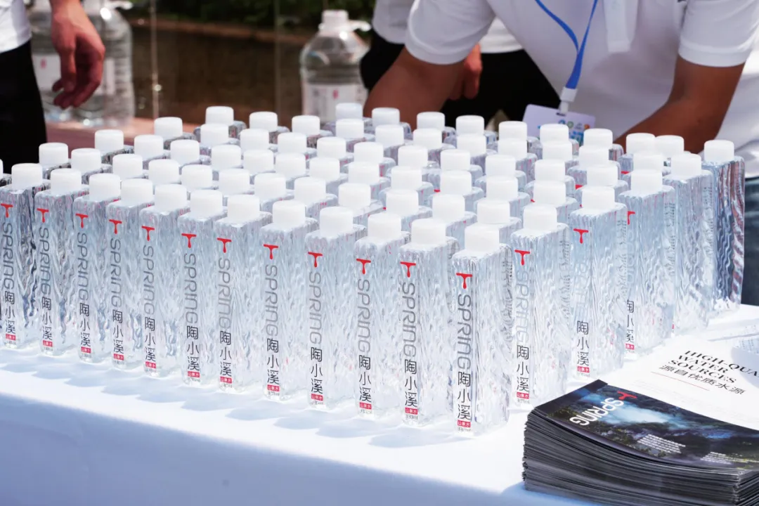 3000 亿包装水市场杀出一匹黑马!「陶小溪」借瓷都底蕴,成功打出差异化!