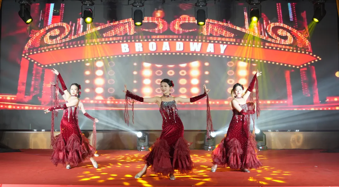 星耀终端 聚势红川 ——成县红川酒营销公司2025 年度客户答谢会圆满收官