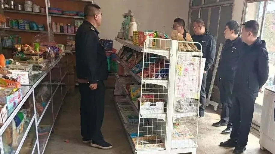 秦许乡联合县市场监管局 织密校园周边安全防护网