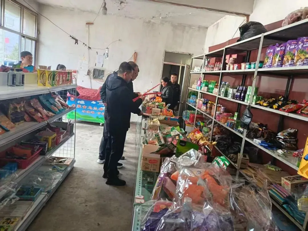 秦许乡联合县市场监管局 织密校园周边安全防护网