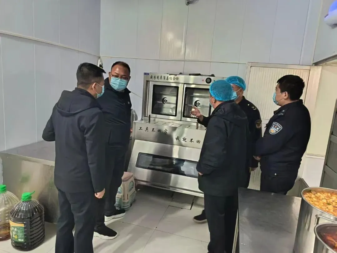 秦许乡联合县市场监管局 织密校园周边安全防护网