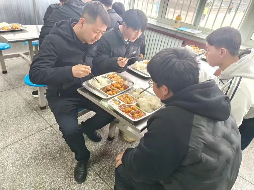 秦许乡联合县市场监管局 织密校园周边安全防护网