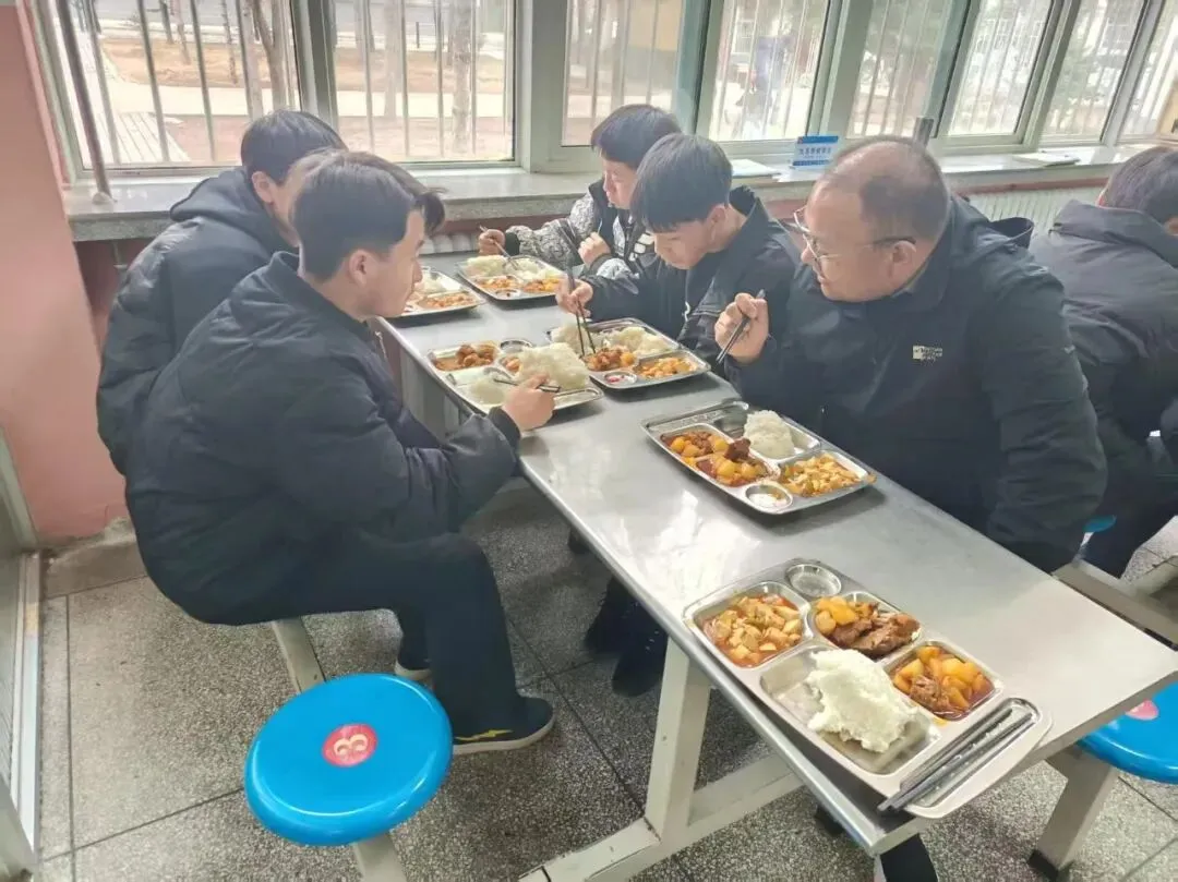 秦许乡联合县市场监管局 织密校园周边安全防护网