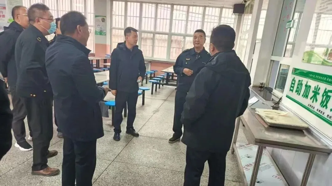秦许乡联合县市场监管局 织密校园周边安全防护网