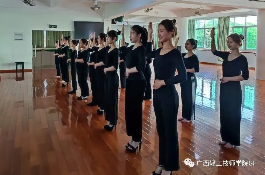 专业介绍|商贸服务系——服装制作与营销专业