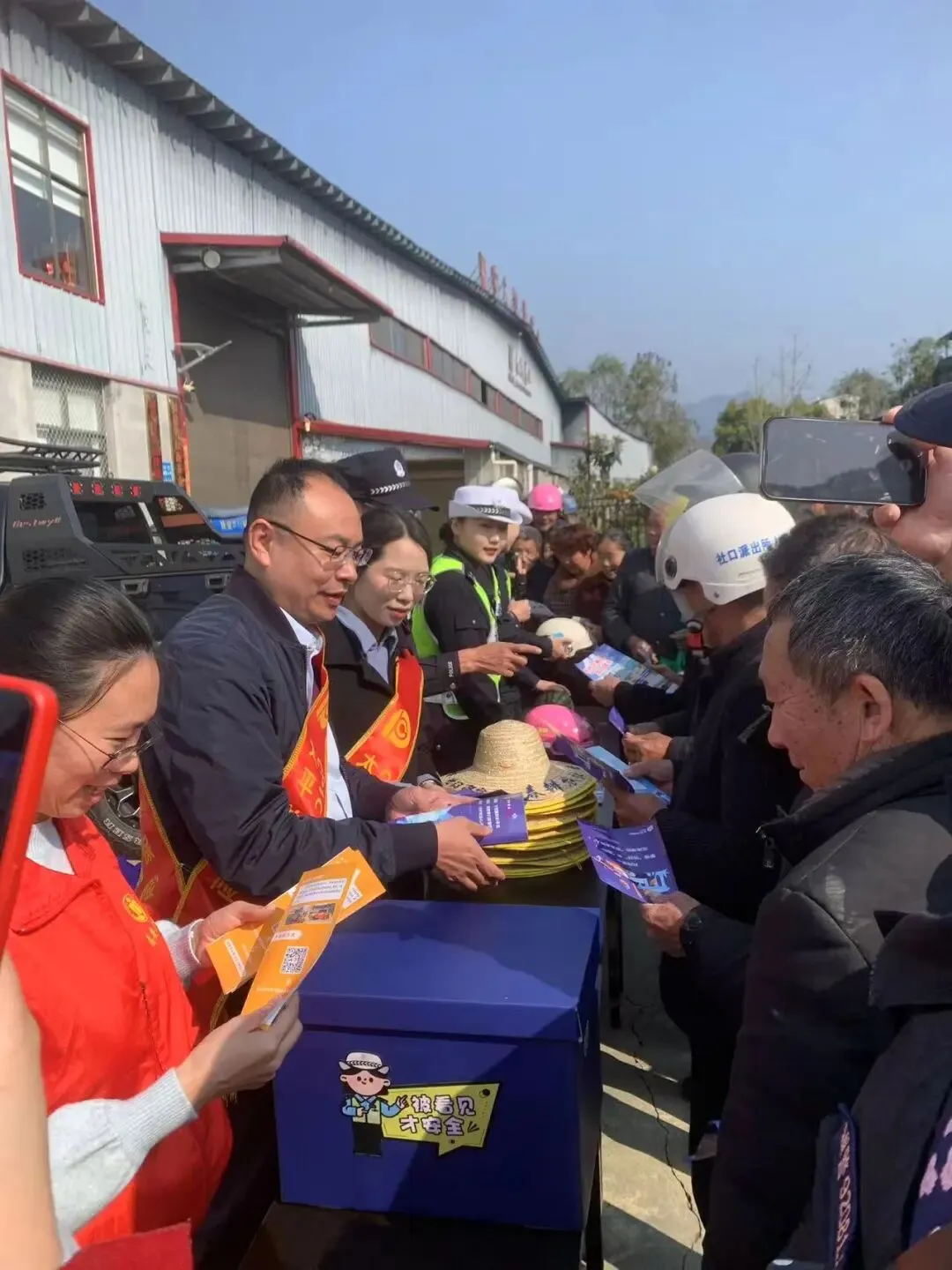 中国太保财险宁德中支福安营销服务部参与三轮车义诊服务暨交通安全宣传活动