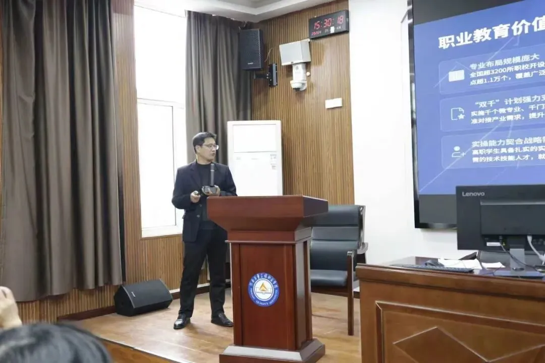 AI赋能就业 筑梦数字未来——计算机技术学院举办2026年就业第一课专题讲座