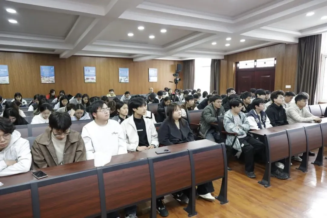 AI赋能就业 筑梦数字未来——计算机技术学院举办2026年就业第一课专题讲座