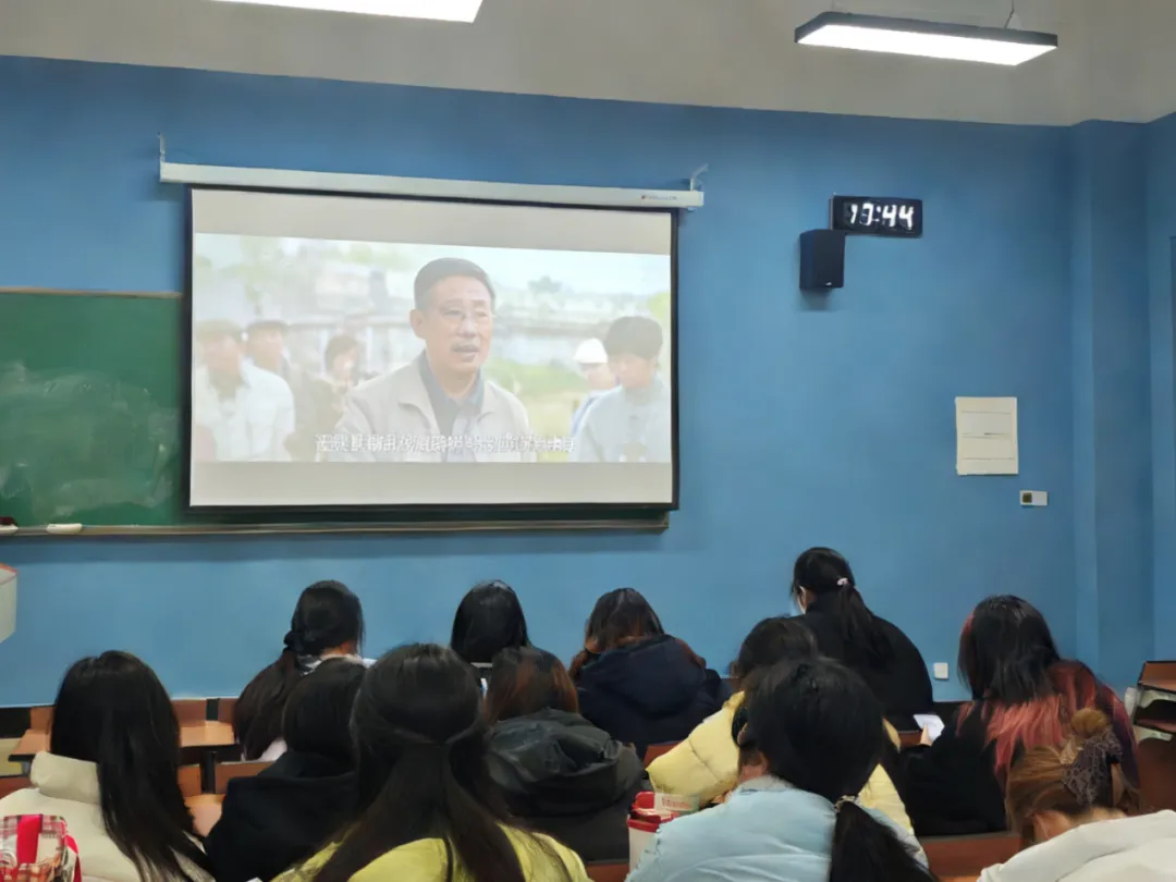 传承雷锋精神 争做时代新人|24级市场营销1班召开雷锋主题班会