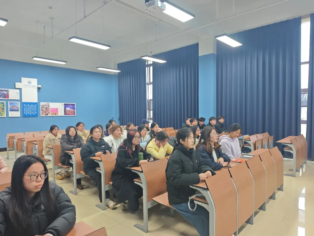 传承雷锋精神 争做时代新人|24级市场营销1班召开雷锋主题班会