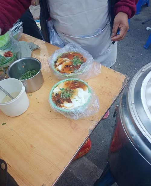 农贸市场早餐摊,塑料袋套碗装热油茶,劣质袋遇热变软,长期吃有害