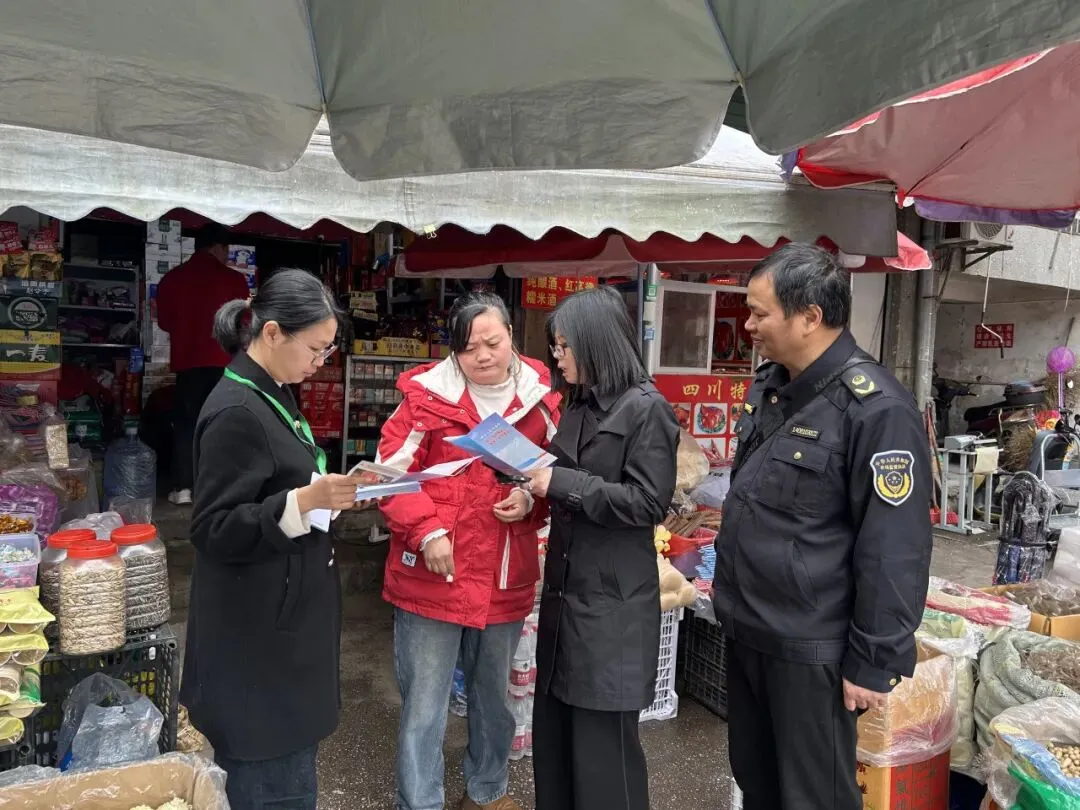 万载农商银行联合县市场监督管理局开展“禁止非法使用人民币图样”宣传活动