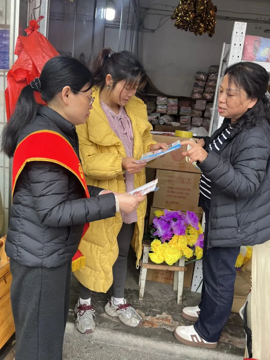 万载农商银行联合县市场监督管理局开展“禁止非法使用人民币图样”宣传活动