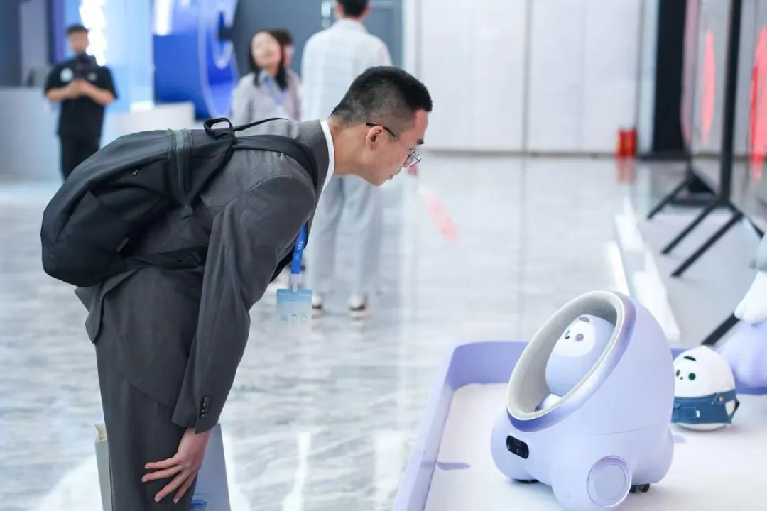 李东生谈AI潜能:2030年10万亿市场,如何抓住?