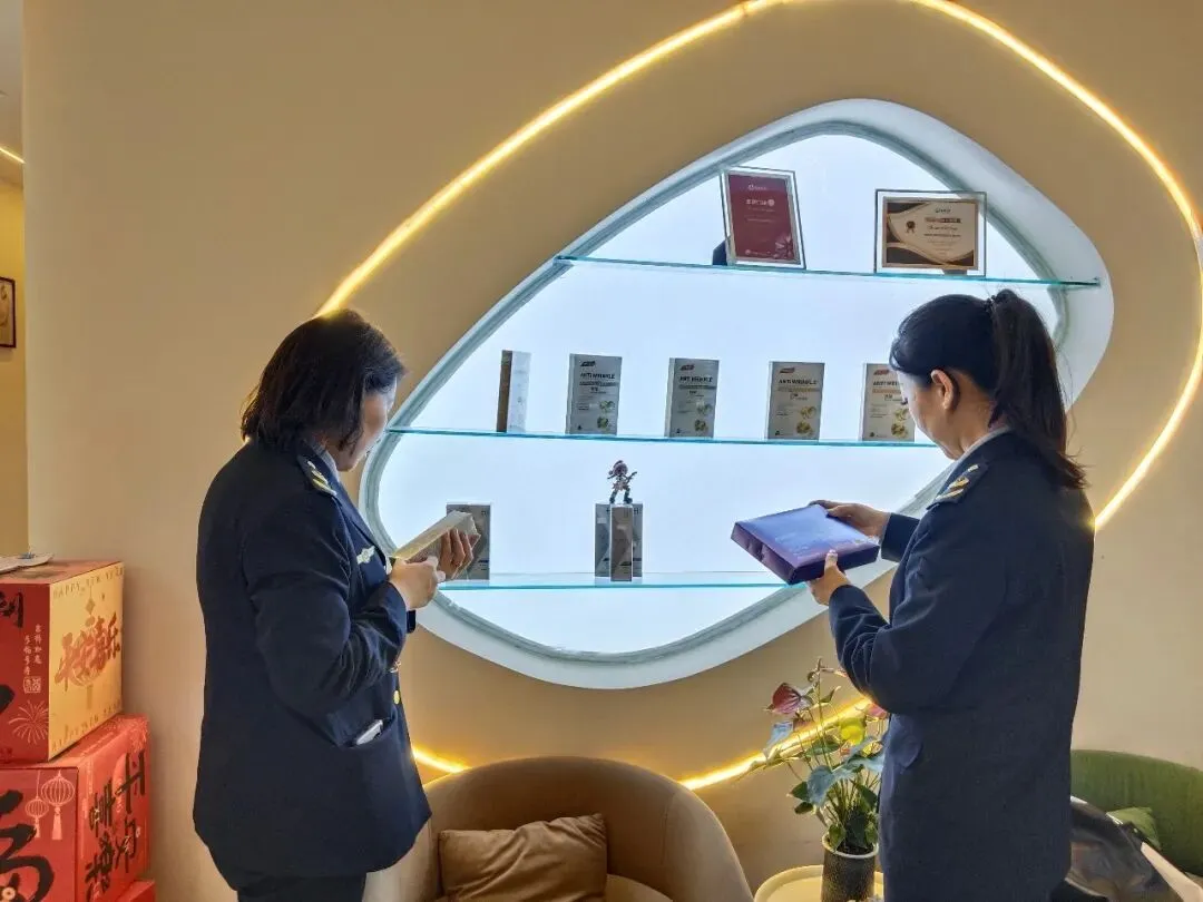 亮剑“美丽消费”:轮台县市场监督管理局开展化妆品“三查”行动 让美妆更安心