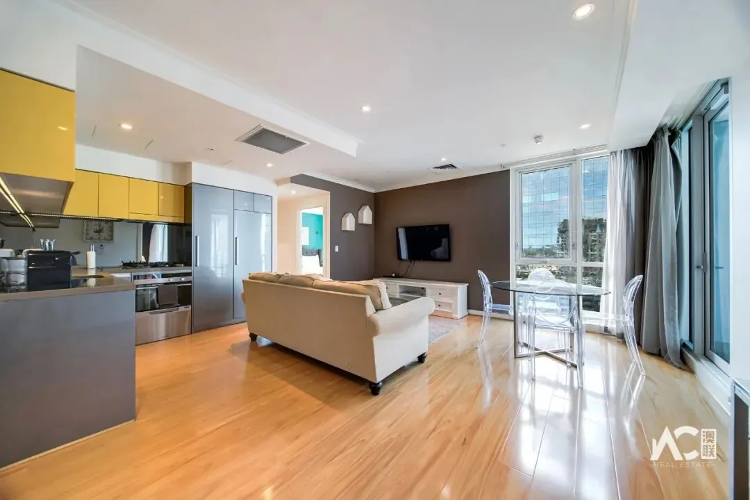 出售:对面就是中央市场和中国城!步行就到南澳和阿德莱德大学!阿德市区罗兰两房两浴公寓,可观城市风景!