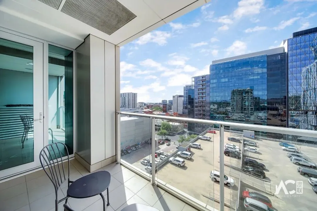 出售:对面就是中央市场和中国城!步行就到南澳和阿德莱德大学!阿德市区罗兰两房两浴公寓,可观城市风景!