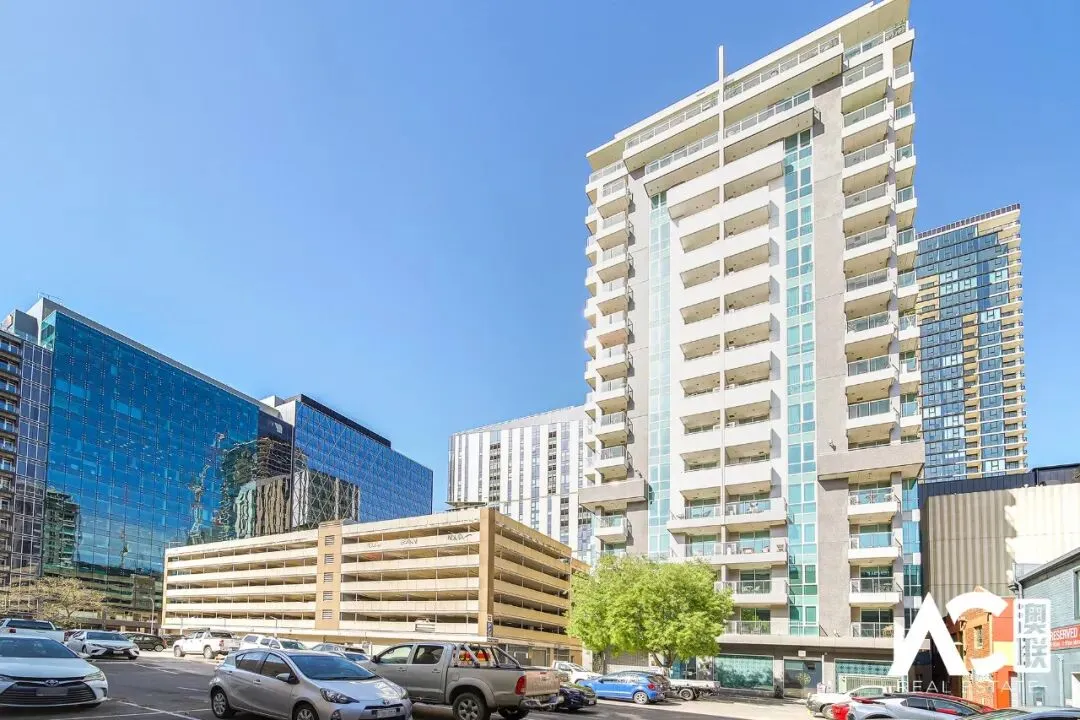 出售:对面就是中央市场和中国城!步行就到南澳和阿德莱德大学!阿德市区罗兰两房两浴公寓,可观城市风景!