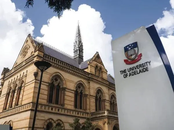 出售:对面就是中央市场和中国城!步行就到南澳和阿德莱德大学!阿德市区罗兰两房两浴公寓,可观城市风景!