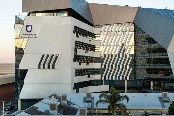 出售:对面就是中央市场和中国城!步行就到南澳和阿德莱德大学!阿德市区罗兰两房两浴公寓,可观城市风景!