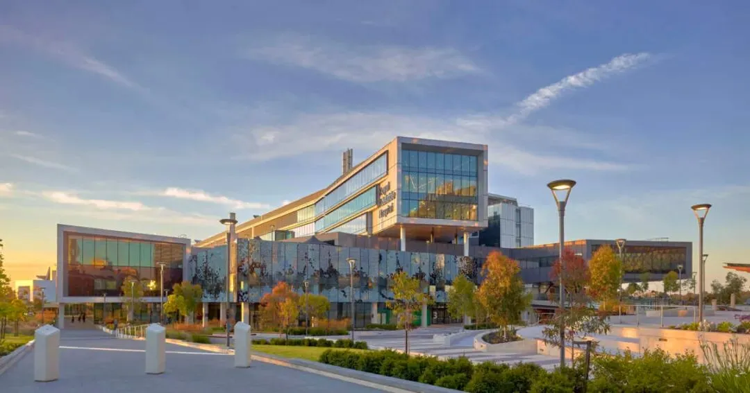 出售:对面就是中央市场和中国城!步行就到南澳和阿德莱德大学!阿德市区罗兰两房两浴公寓,可观城市风景!