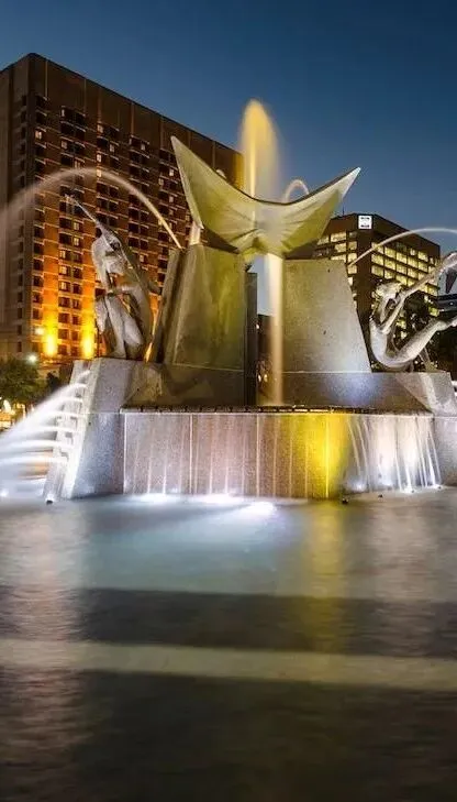 出售:对面就是中央市场和中国城!步行就到南澳和阿德莱德大学!阿德市区罗兰两房两浴公寓,可观城市风景!