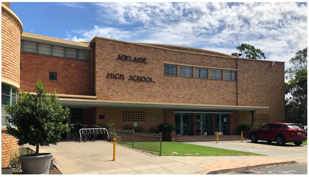 出售:对面就是中央市场和中国城!步行就到南澳和阿德莱德大学!阿德市区罗兰两房两浴公寓,可观城市风景!