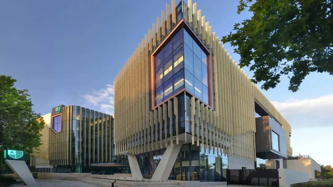 出售:对面就是中央市场和中国城!步行就到南澳和阿德莱德大学!阿德市区罗兰两房两浴公寓,可观城市风景!