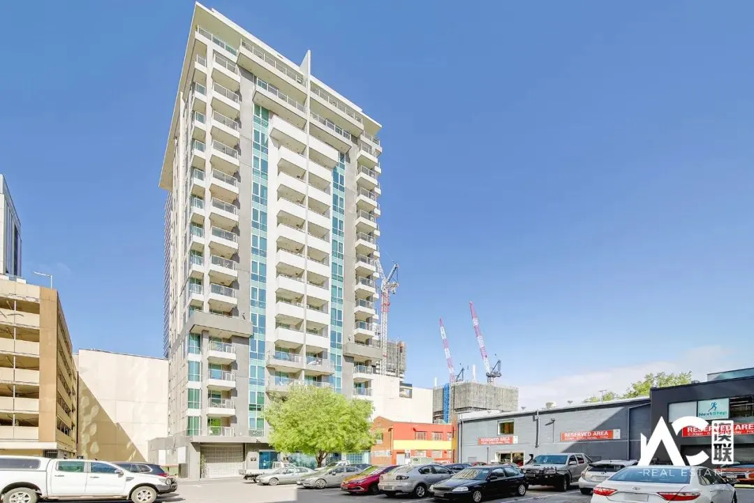 出售:对面就是中央市场和中国城!步行就到南澳和阿德莱德大学!阿德市区罗兰两房两浴公寓,可观城市风景!